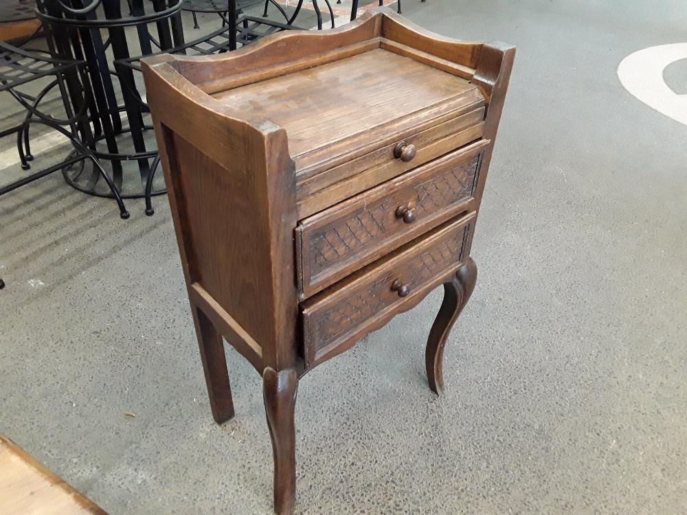 CHEVET EN CHENE DEUX TIROIRS AVEC TIRETTE 