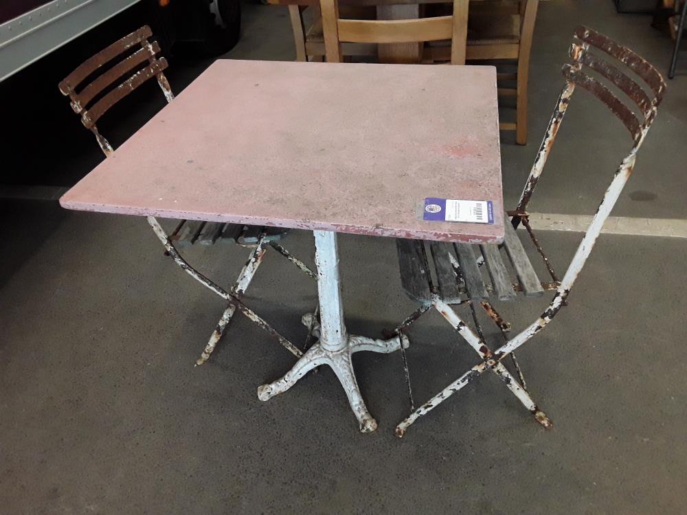 TABLE DE JARDIN FER FORGÉ  ET 2 CHAISES PLIABLES 