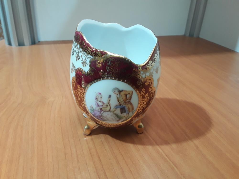 OEUF EN PORCELAINE 