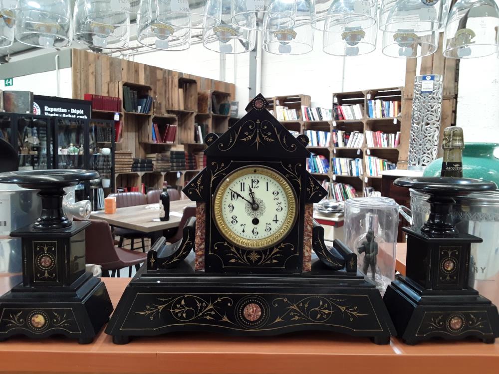 HORLOGE MARBRE NOIR AVEC DEUX VIDE POCHE 