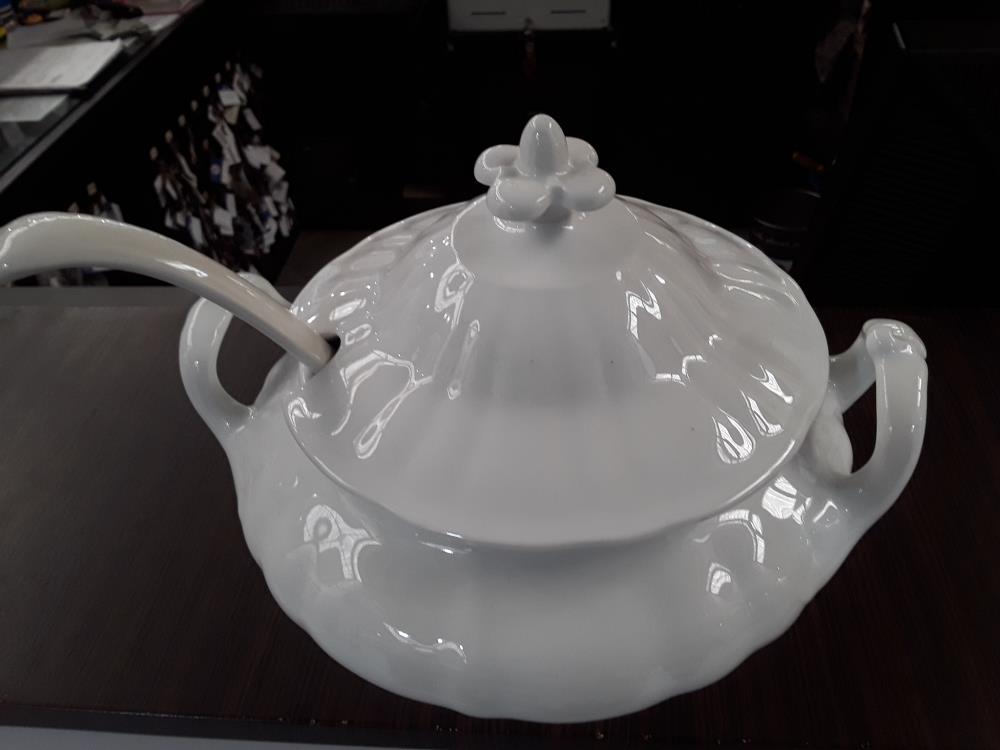 SOUPIÈRE BLA,NCHE FAIENCE AVEC LOUCHE