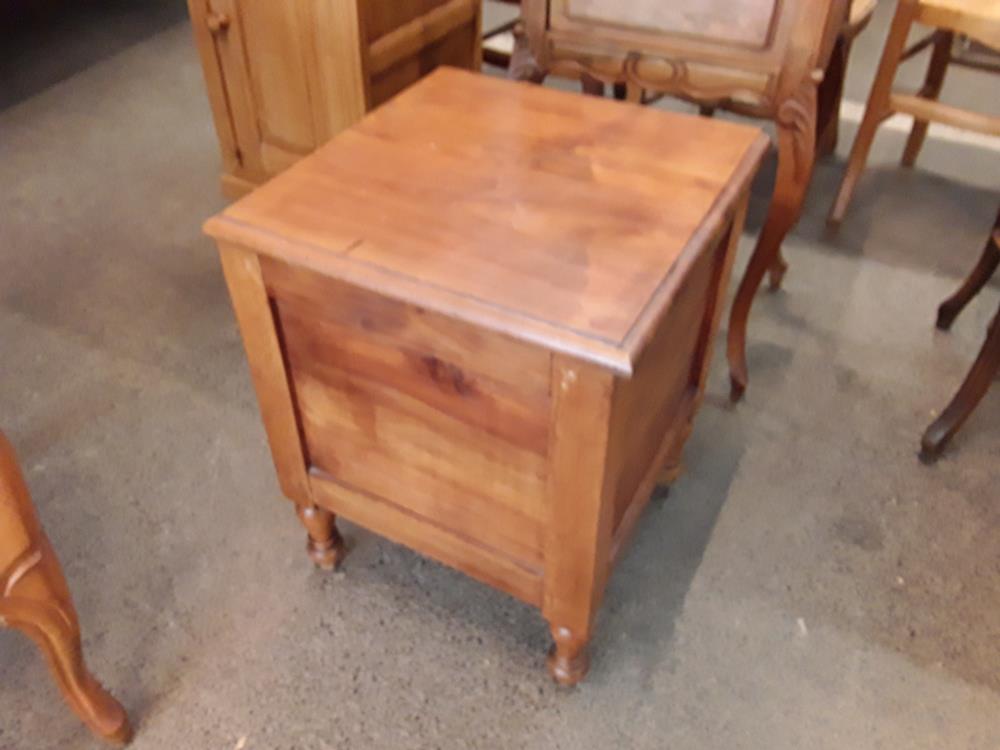 COFFRE CARRÉ EN PRUNIER