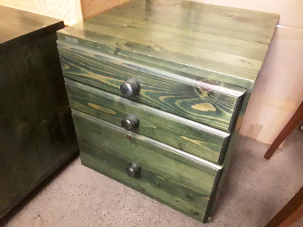 PETITE COMMODE EN PIN MASSIF 