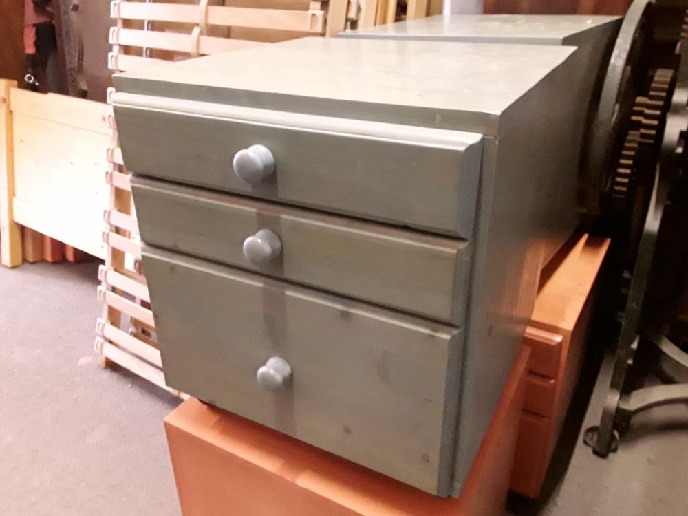 PETITE COMMODE EN PIN MASSIF 