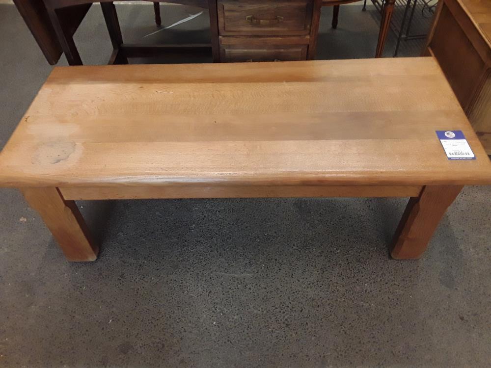 TABLE DE SALON EN CHENE MASSIF