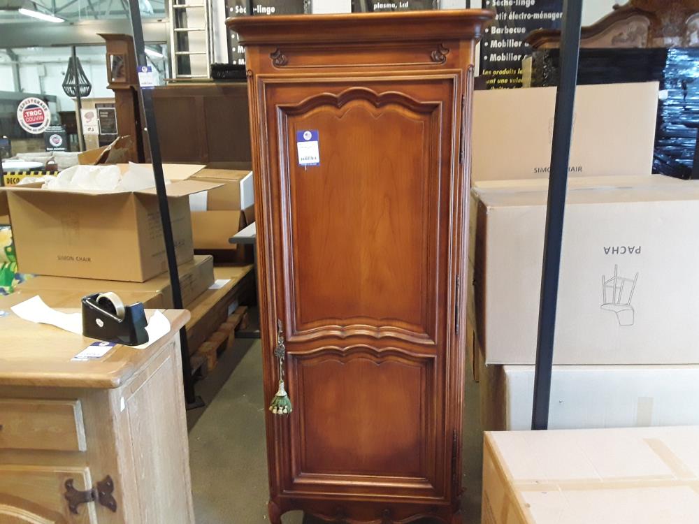 HOMME DEBOUT DE STYLE + CLÉ