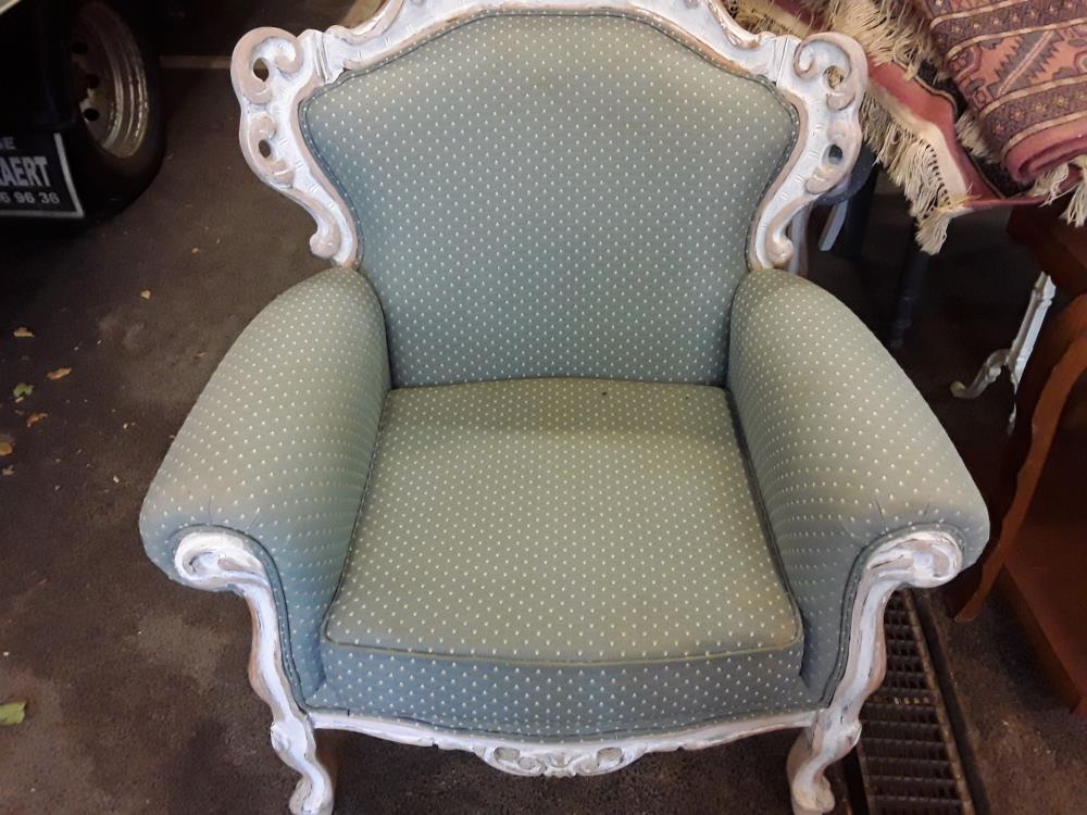 FAUTEUIL EN CABRIOLET PATINÉ BLANC