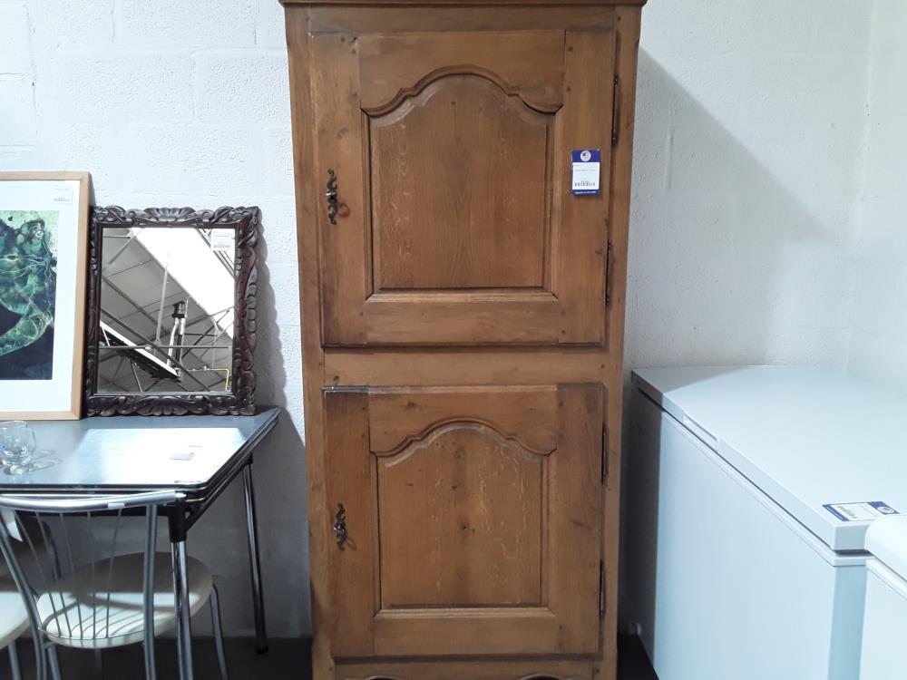 HOMME DEBOUT 2 PORTES 