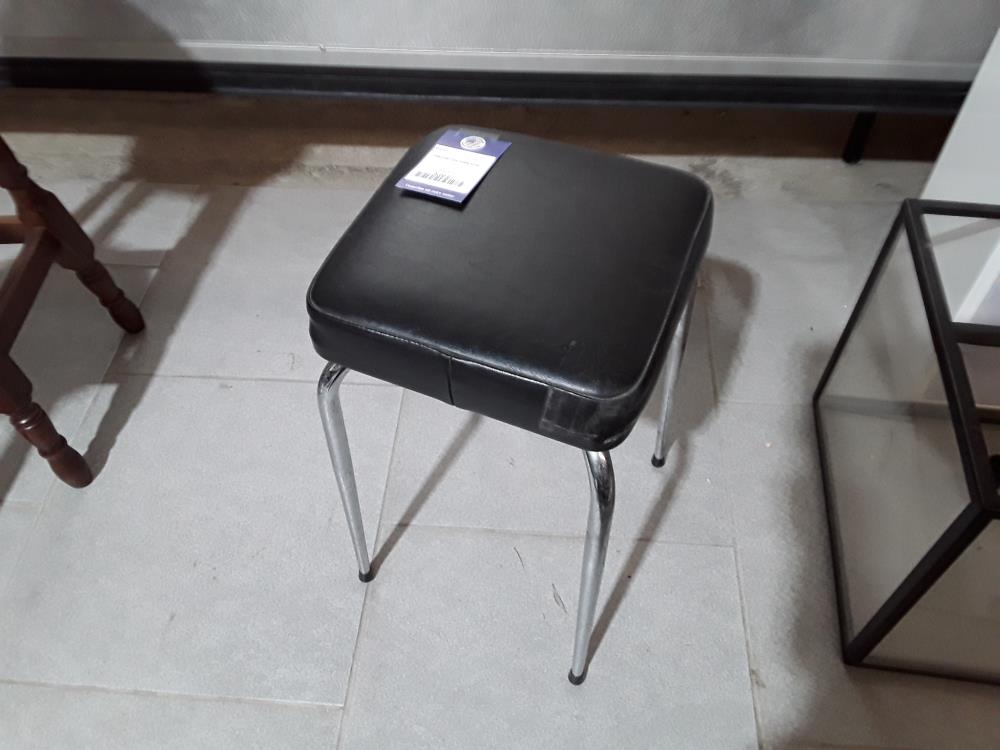 TABOURET EN CUIRE NOIR 