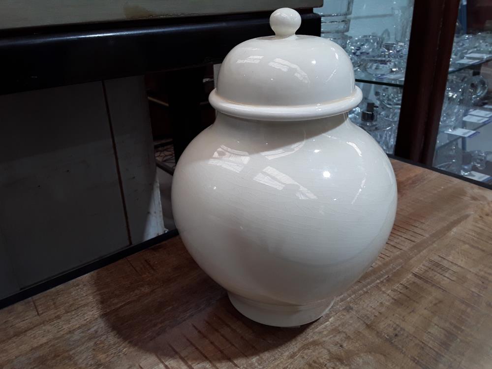 POT AVEC COUVERCLE EN FAIENCE 