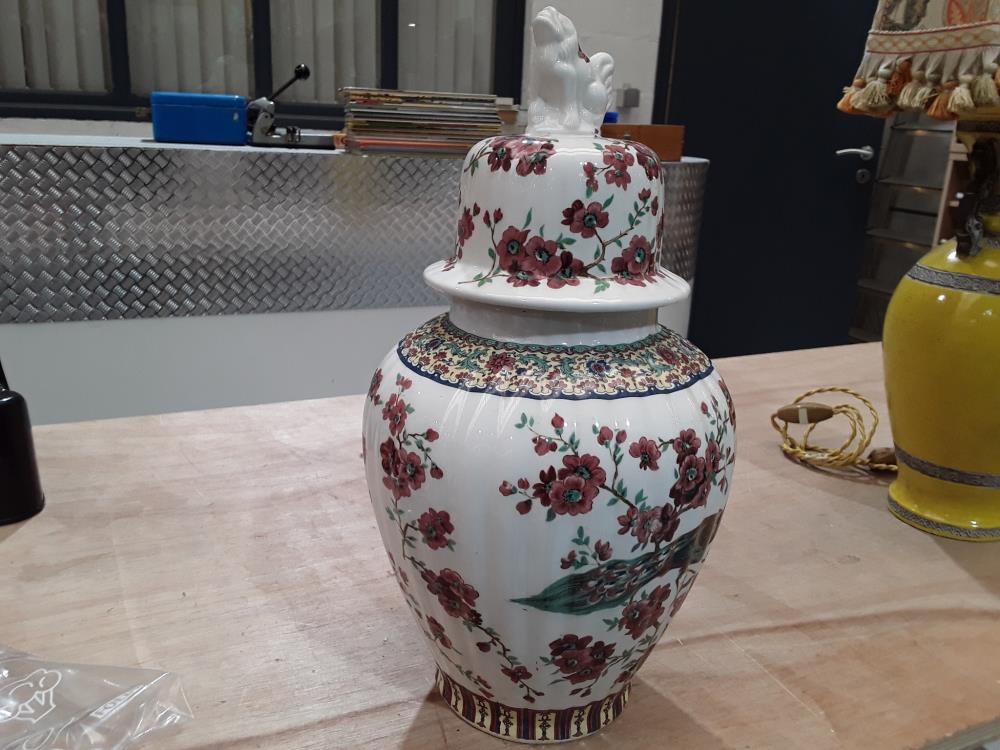 VASE AVEC COUVERCLE EN FAIENCE MOTIF PAON 
