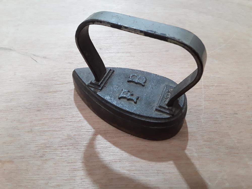 PETIT FORMAT FER A REPASSER COL DE CHEMISE FIN 19ÈME 