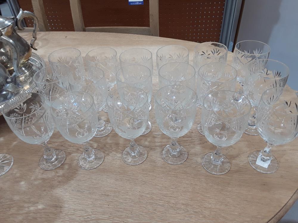 SERIE DE 18 VERRES EN CRISTAL CHASSE