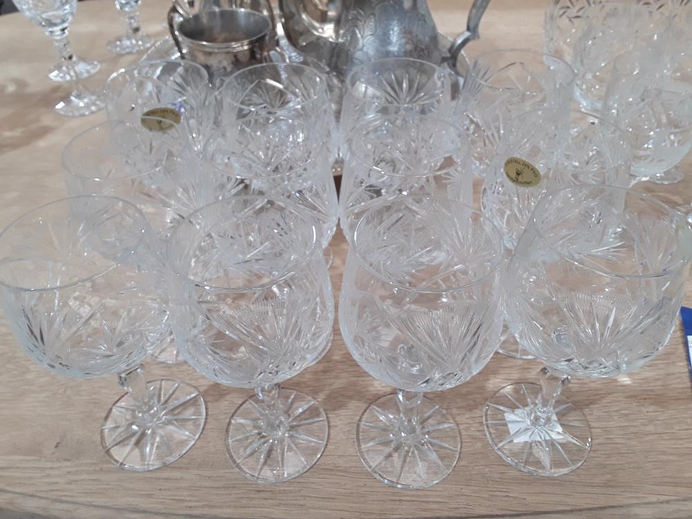 SERIE DE 12 VERRES EN CRISTAL 