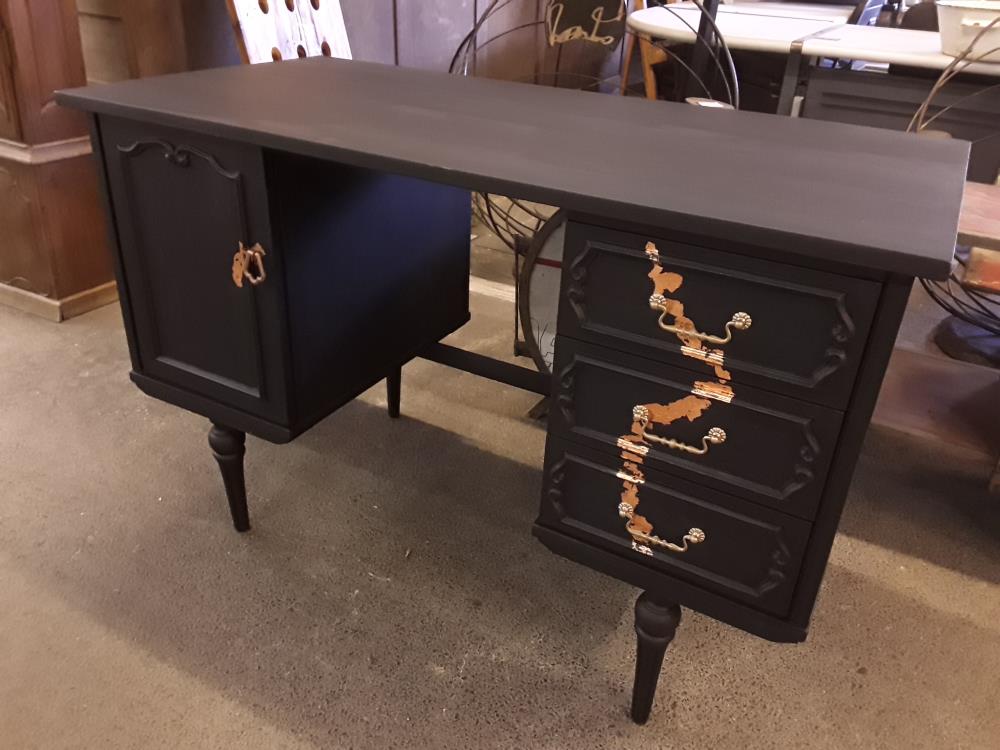 BUREAU PLAT À CAISSONS PATINÉ NOIR AVEC DORURE