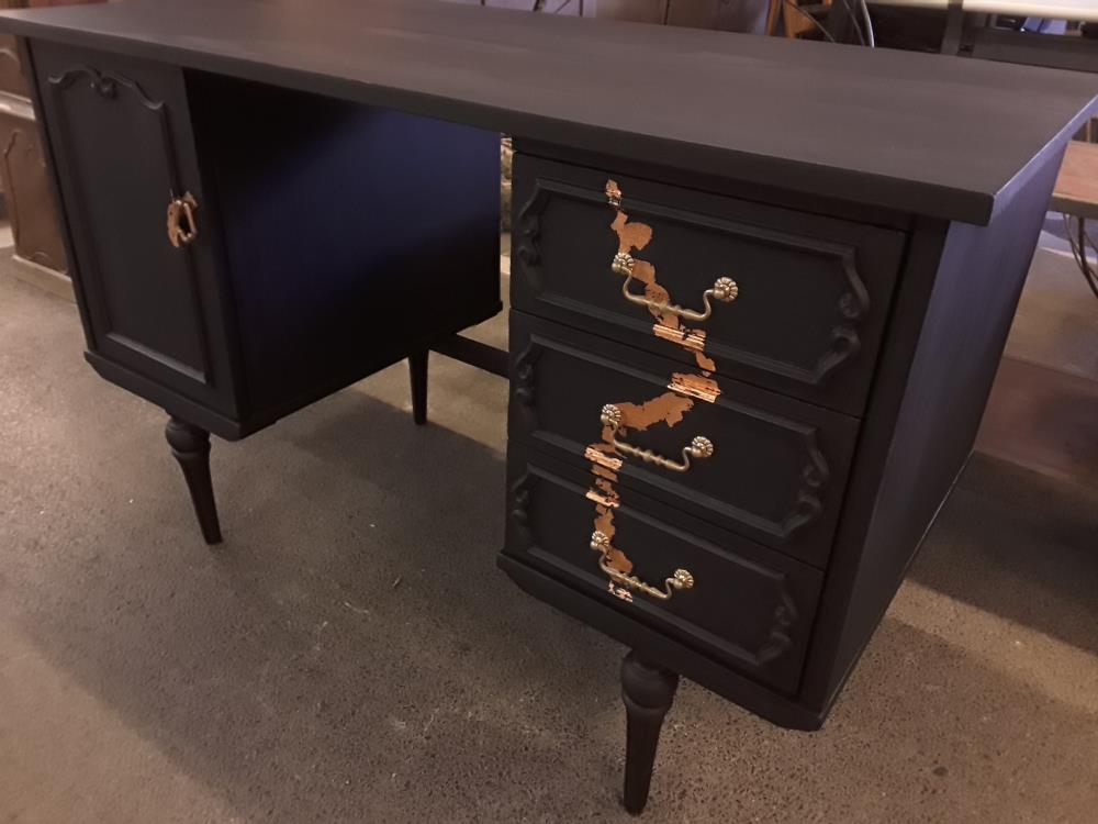 BUREAU PLAT À CAISSONS PATINÉ NOIR AVEC DORURE