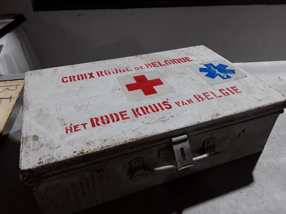MALLE MEDICAL EN METAL CROIX ROUGE BELGIQUE 