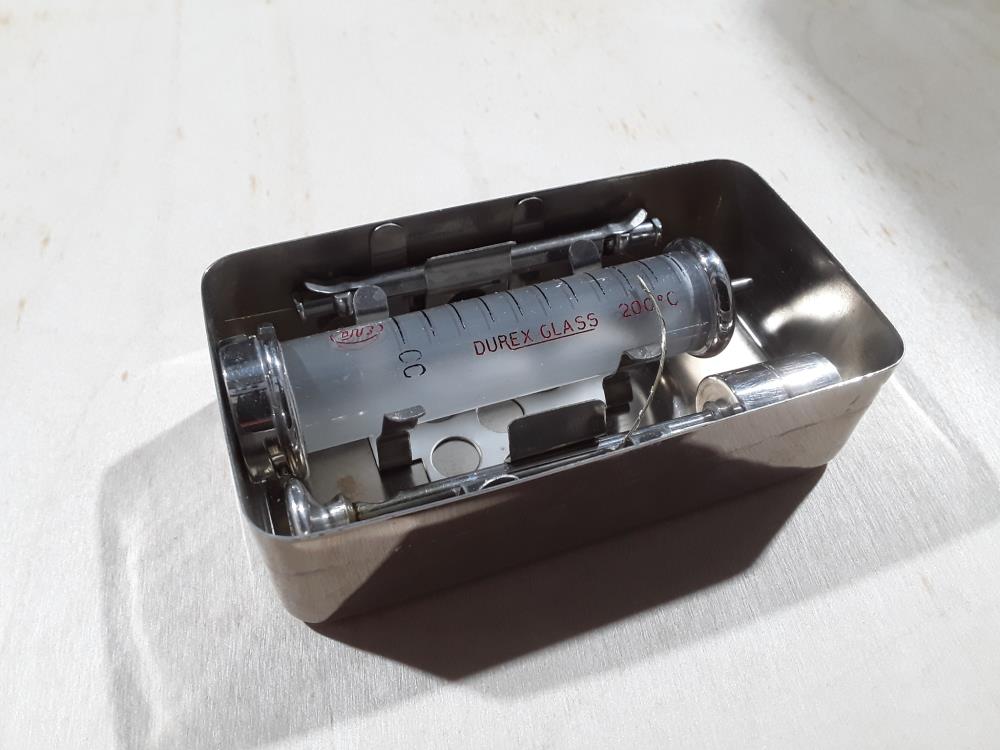 SERINGUE ORIGINAL EVA RECORD SSM 10 CC EN VERRE AVEC BOITE METAL 