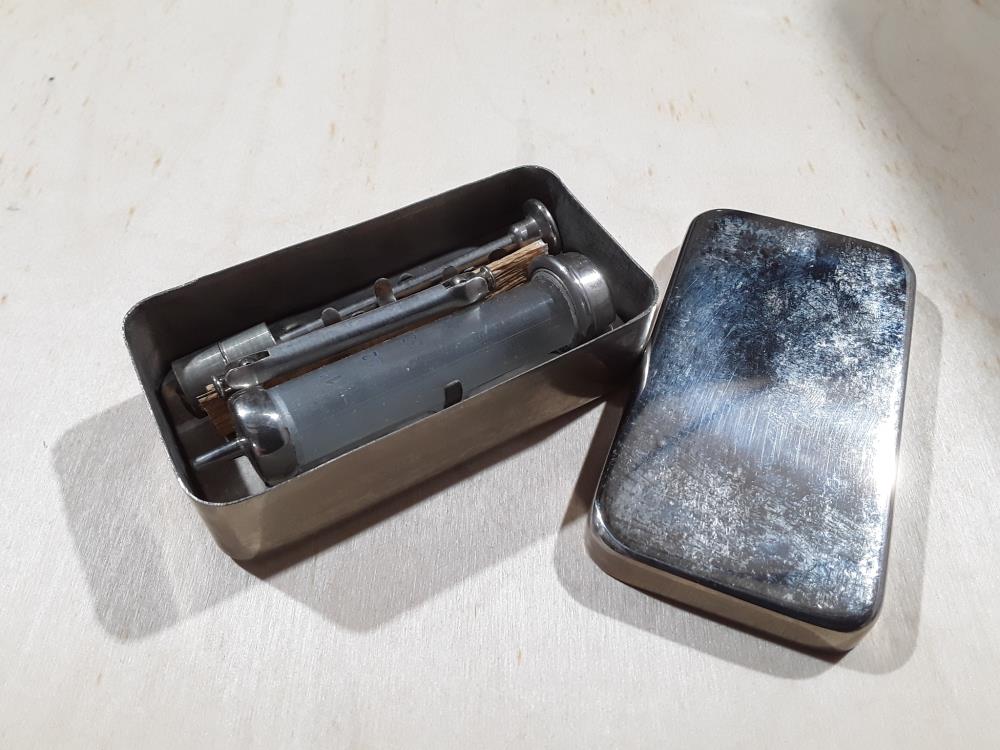 SERINGUE EN VERRE BOITE METAL WW2 