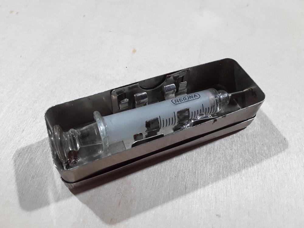 SERINGUE REGINA 2CC BOITE METAL 