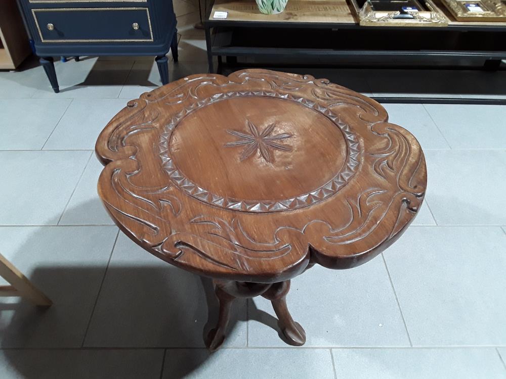 TABLE AFRICAINE AVEC PIED SCULPTÉ 