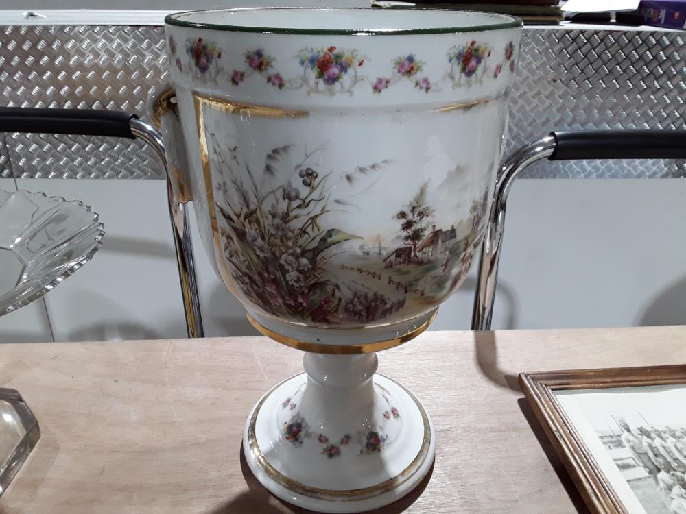 VASE EN PORCELAINE FIN 19EME MOTIF FLORAL 