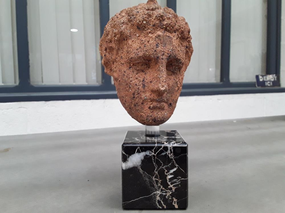TETE EN TERRE CUITE VISAGE GREC 