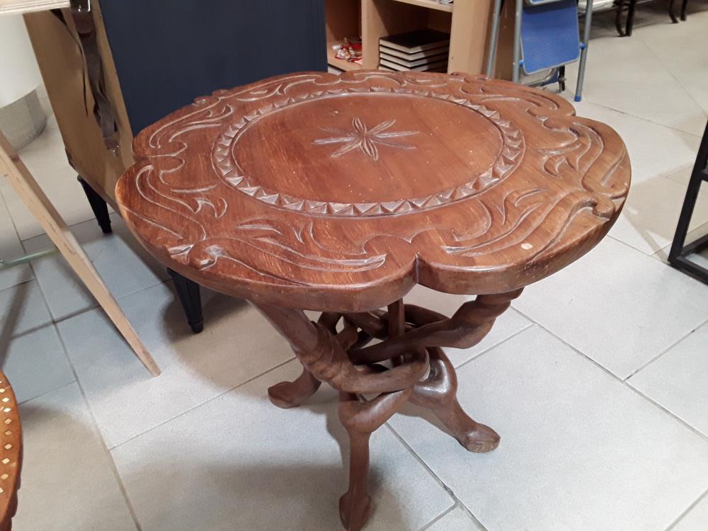 TABLE AFRICAINE AVEC PIED SCULPTÉ