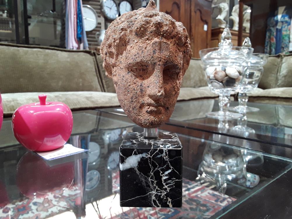 VISAGE GREC EN TERRE CUITE