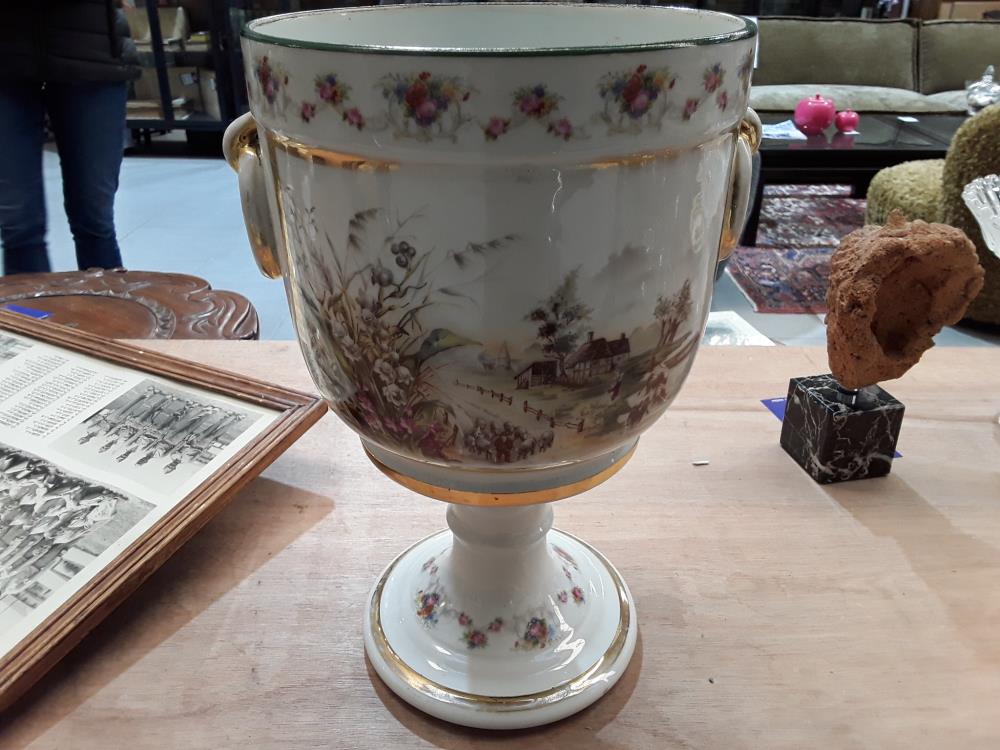 VASE EN PORCELAINE FIN 19EME MOTIF FLORAL