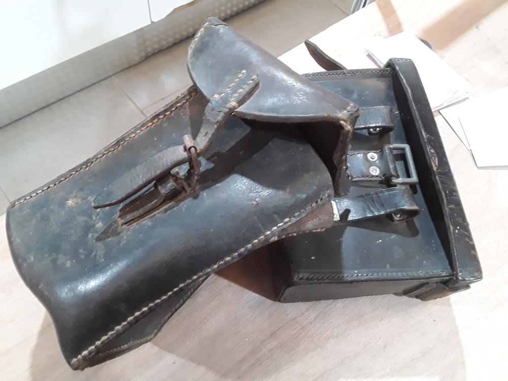 LOT DE 2 POCHETTES CUIR ALLEMAND WW2 SECTEUR TROIS PONTS