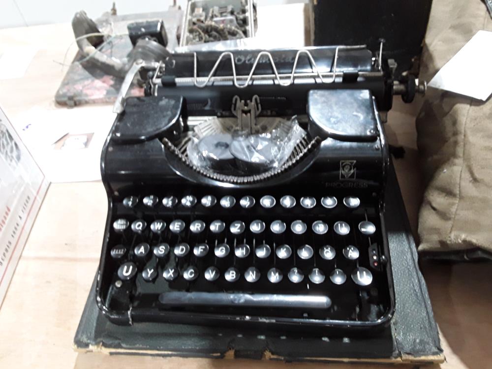 MACHINE A ECRIRE ALLEMANDE OLYMPIA 