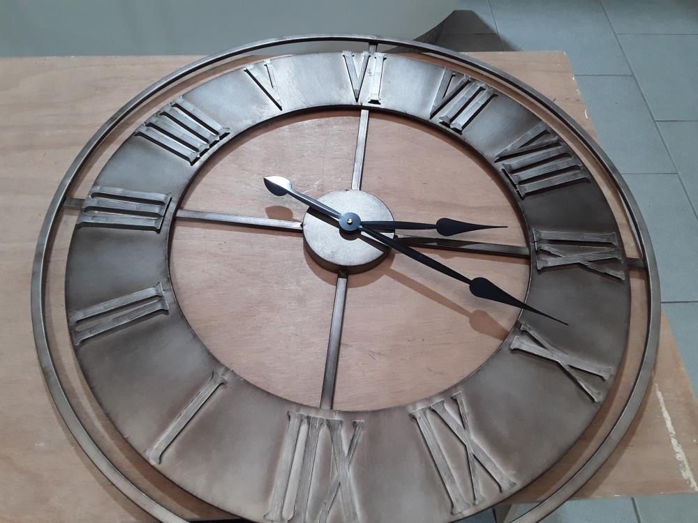 HOLOGE FER FORGÉ EN CHIFFRE ROMAIN 