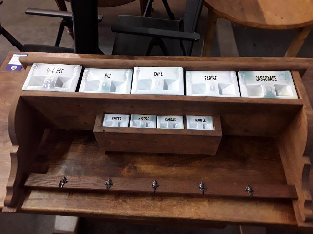 ÉTAGÈRE AVEC POT EN PORCELAINE 