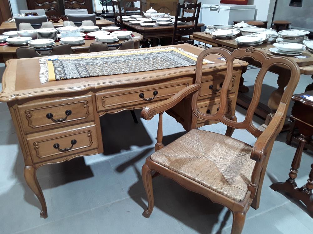 BUREAU PLAT EN CHÊNE STYLE LOUIS XV AVEC FAUTEUIL 