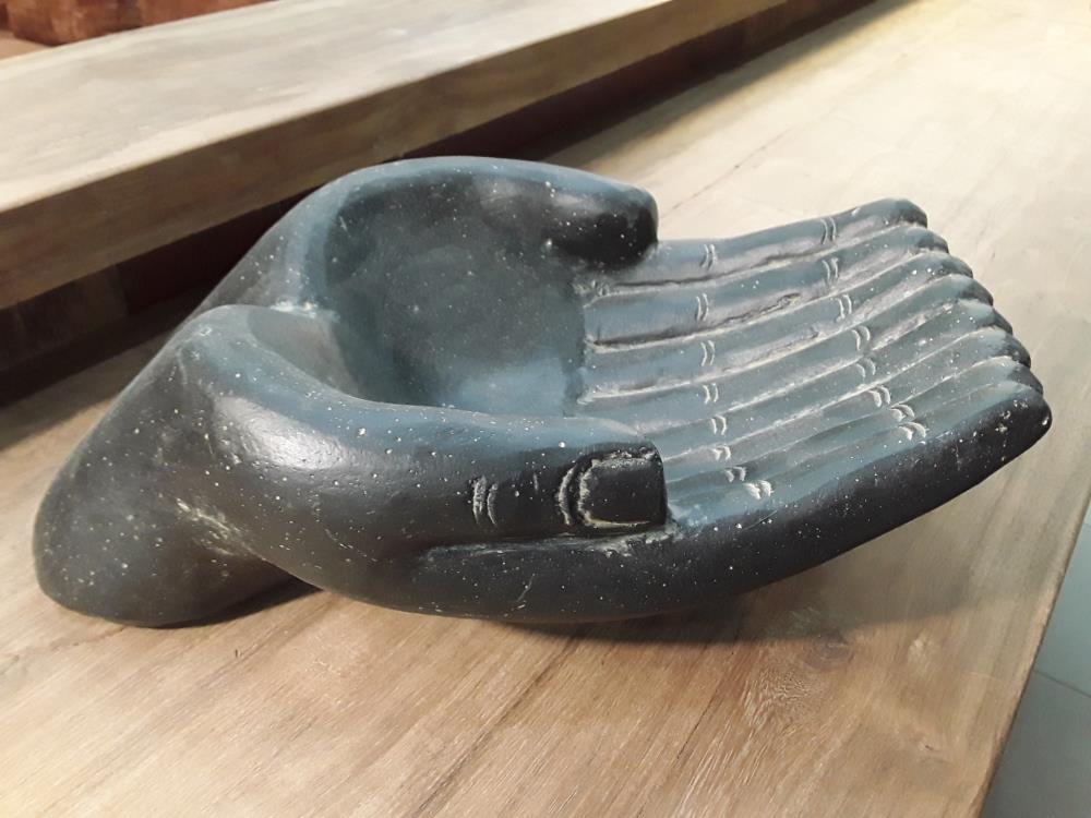 MAIN DECO JARDIN EN PIERRE 