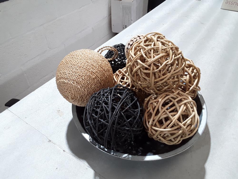 CENTRE DE TABLE AVEC BOULE EN BOIS 