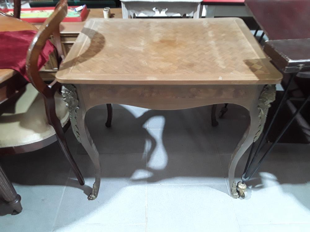 TABLE DE STYLE LOUIS XV AVEC BRONZE 