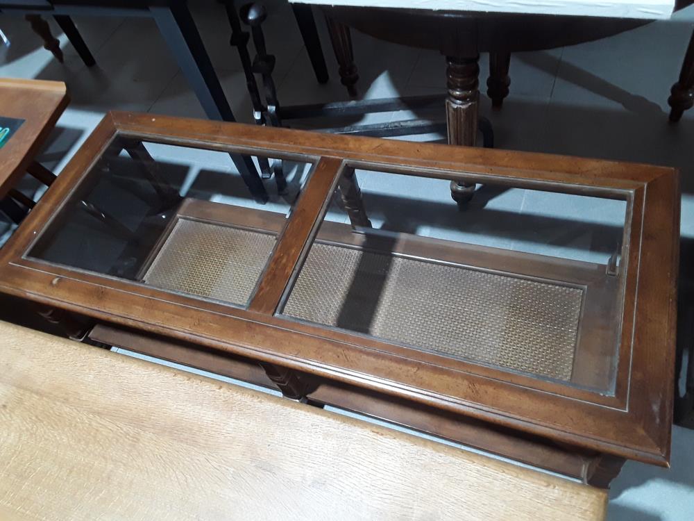 TABLE DE SALON AVEC DEUX PLAQUES EN VERRE 