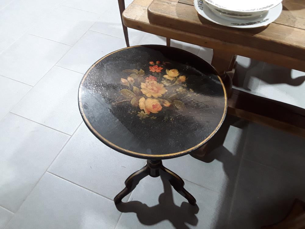 GUERIDON PEINT NOIR MOTIF FLEURS 