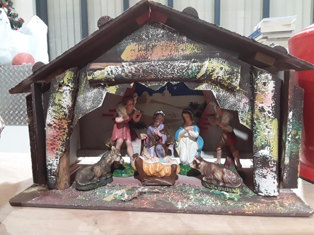 CRÈCHE AVEC PERSONNAGES 