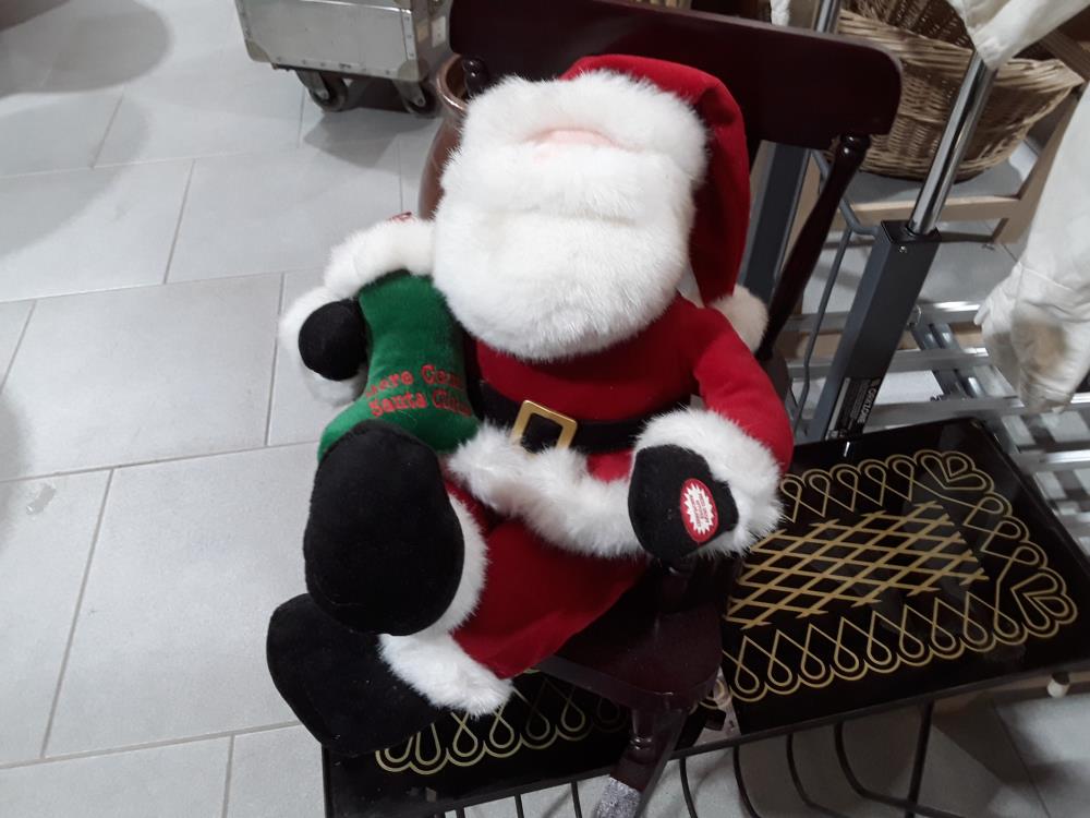 PERE NOËL DANS UNE CHAISES 