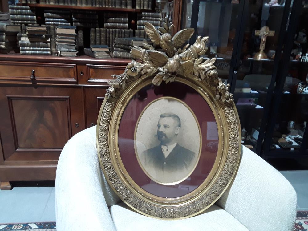 CADRE MÉDAILLON DORÉ ET ORNÉ  FIN 19EME 