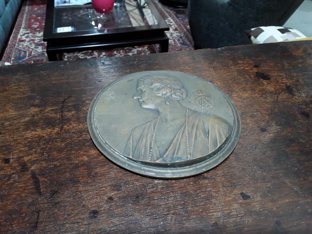 BAS RELIEF EN BRONZE REINE ASTRID 