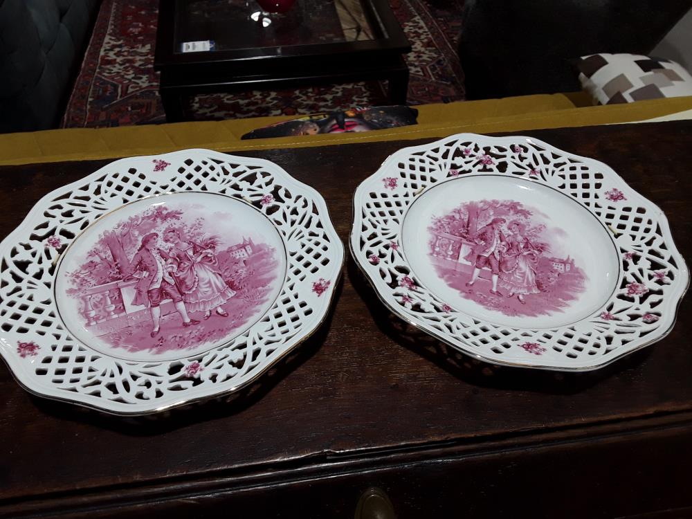 PAIRE D'ASSIETTE DECO EN PORCELAINE 