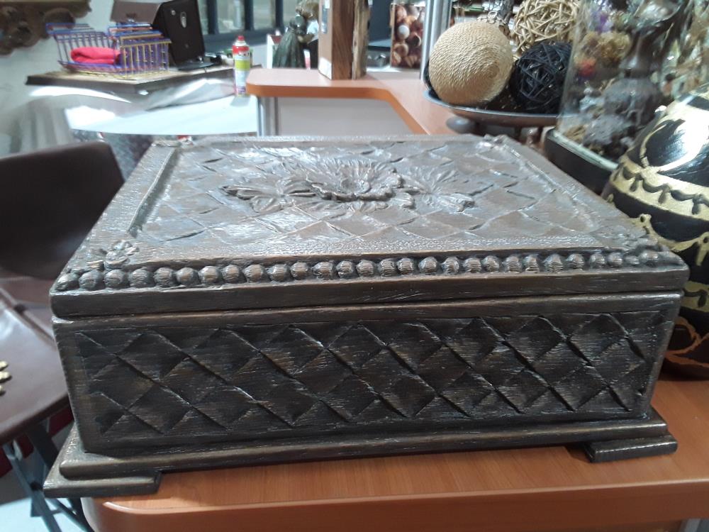 BOITE EN BOIS SCULPTÉ PATINÉ 