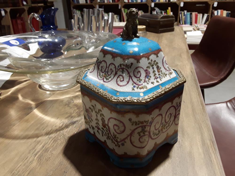 BOITE PORCELAINE AVEC CHIEN EN BRONZE 