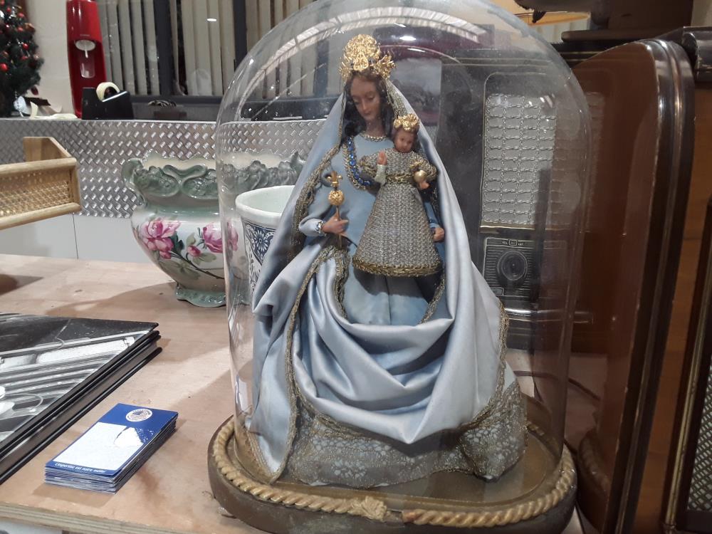 VIERGE DE L'ENFANT EN CIRE SOUS GLOBE