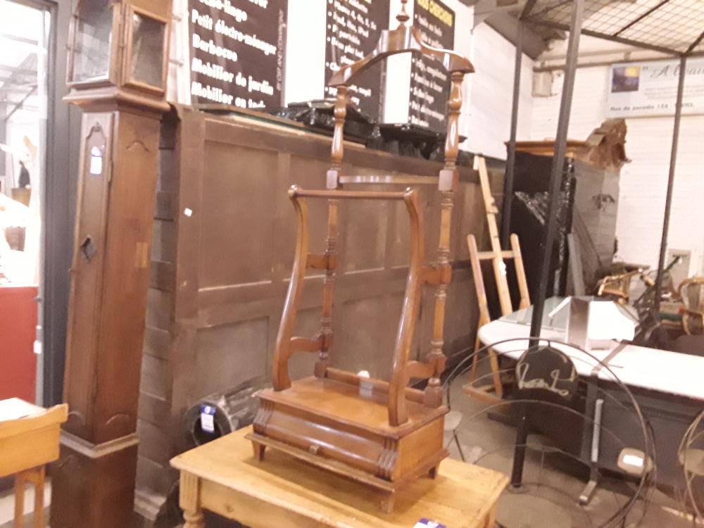 VALET DE CHAMBRE EN ACAJOU 