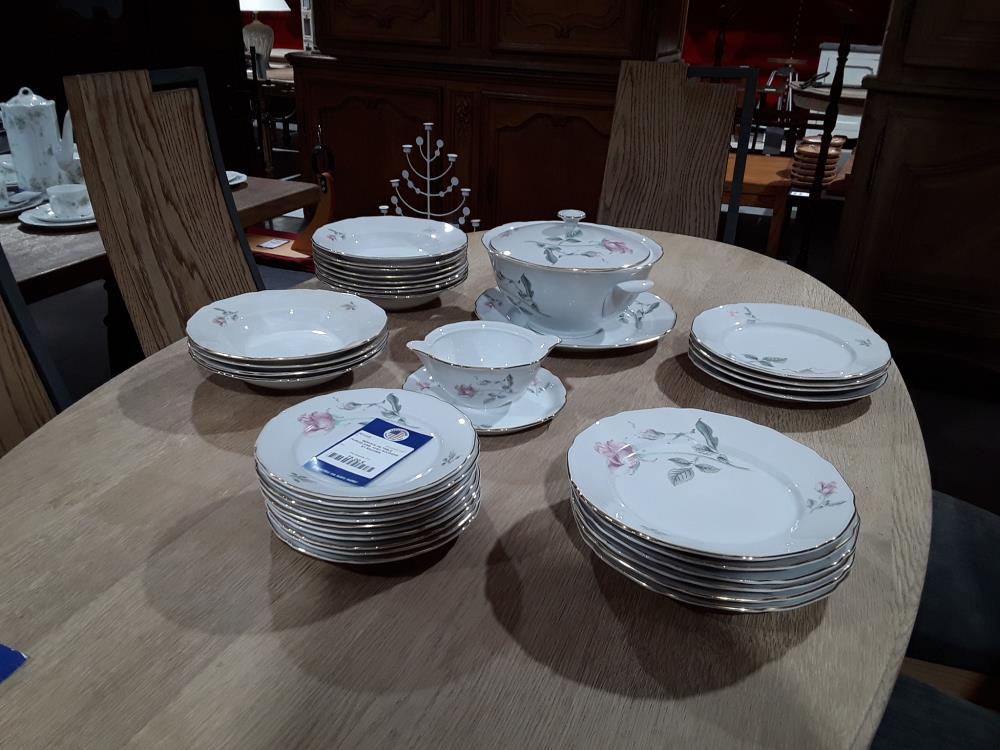 SERVICE DE TABLE PORCELAINE  AVEC SOUPIÈRE ET SAUCIER.